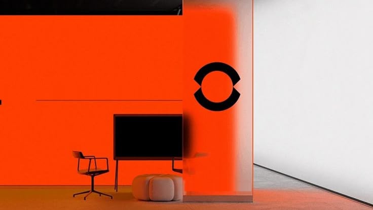 Stand with orange walls, a wall screen and a translucent panel.